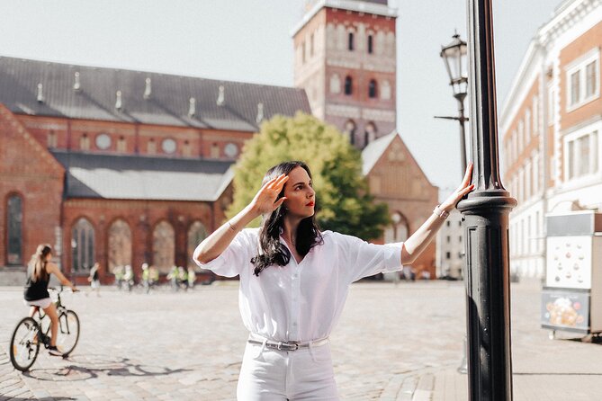 1H Private Photoshoot in Old Town of Riga - What the photographer adds to the hour
