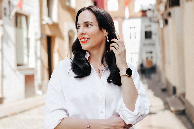 1H Private Photoshoot in Old Town of Riga - Vecriga: old lanes and flexible backdrops
