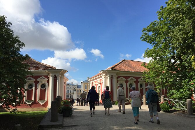 2 countries! Hill of Crosses, Rundale Palace and Bauska castle - Why this Riga day trip is worth considering