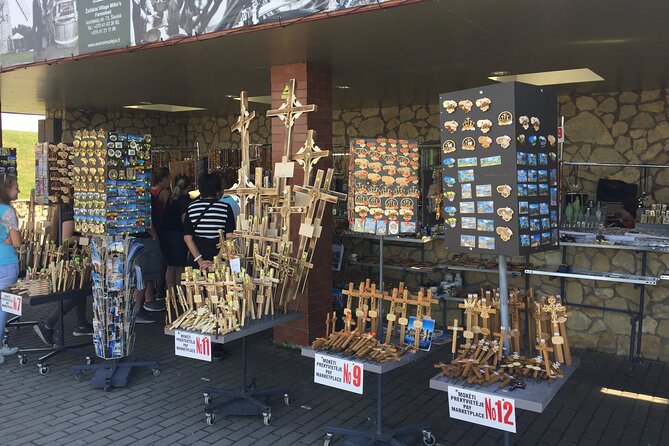 2 countries! Hill of Crosses, Rundale Palace and Bauska castle - What the guide adds between the stops
