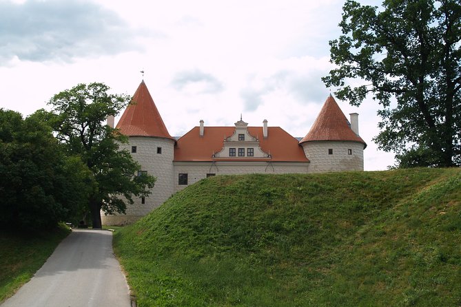 Group Day trip to Rundale Palace, Hill of Crosses & Bauska Castle - Three landmarks, three different moods