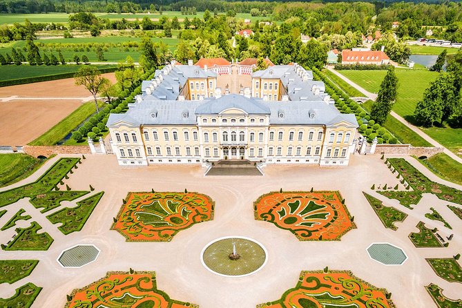 Hill of Crosses & Rundale Palace Tour - Why a private car changes the day