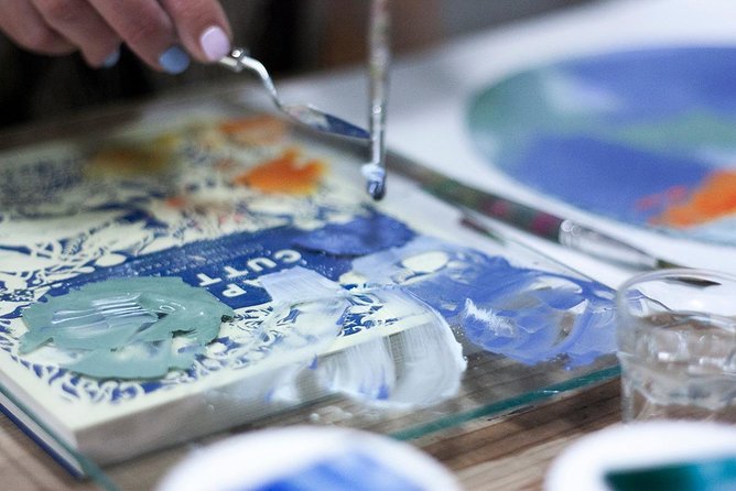 Make your own Plate: Glass Workshop - Anna adds a personal touch