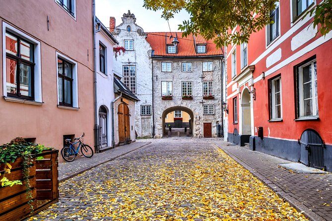 Medieval Riga: Quest Experience - Manto Print and Roland’s Statue