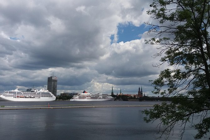 Old Riga Walking Tour / Riga Altstadt Spaziergang - Freedom Square, the monument, and the Opera building