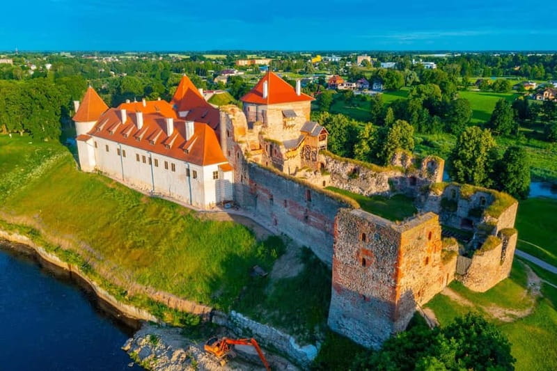 Riga: Hill of Crosses, Guided Rundale Palace & Bauska Castle - Rundale Palace: the day’s main attraction