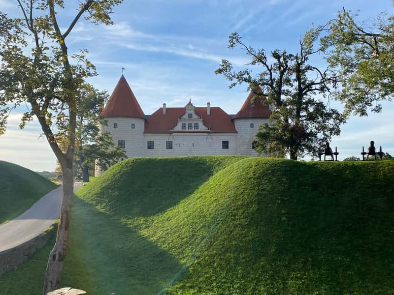 Riga: Hill of Crosses, Guided Rundale Palace & Bauska Castle - Who should book this experience?