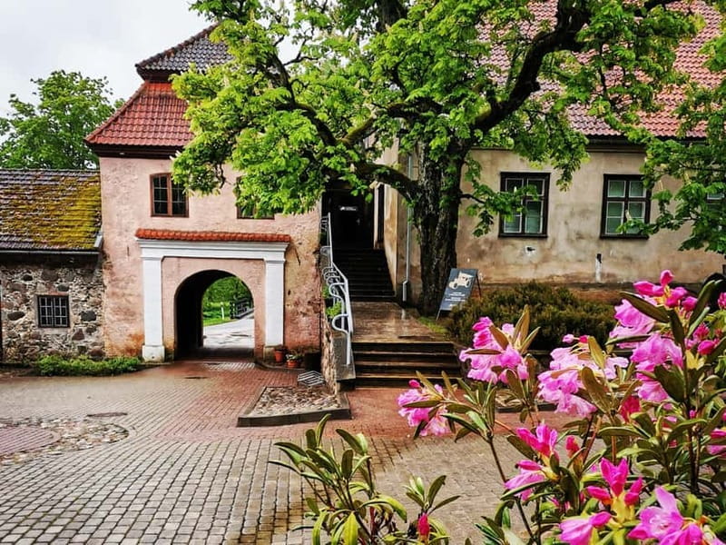 Riga: Nearby Manors and Castles Tour - Abavas Vini, a local finish with a taste
