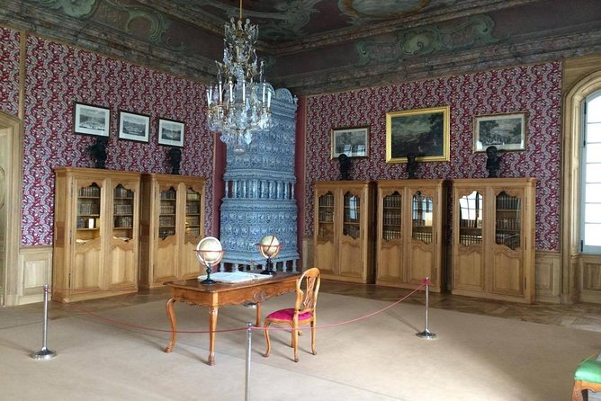 Tour from Riga to Vilnius: Bauska Castle, Rundale Palace and The Hill of Crosses - What the private vehicle and guide add