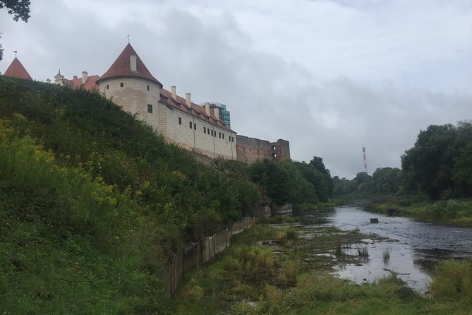 Tour from Riga to Vilnius: Bauska Castle, Rundale Palace and The Hill of Crosses - Bauska Castle and its gunpowder-era defenses