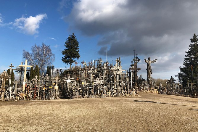 Tour from Riga - Vilnius via Bauska, Rundale, The Hill of Crosses - Why this Riga to Vilnius route makes sense