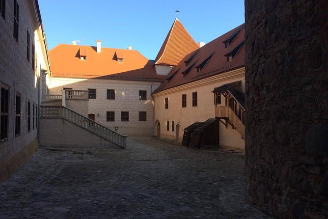 Tour from Riga - Vilnius via Bauska, Rundale, The Hill of Crosses - Comfort, luggage, and group size
